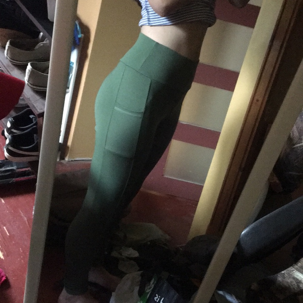 Army green Buttery soft scrunch bum leggings NEW